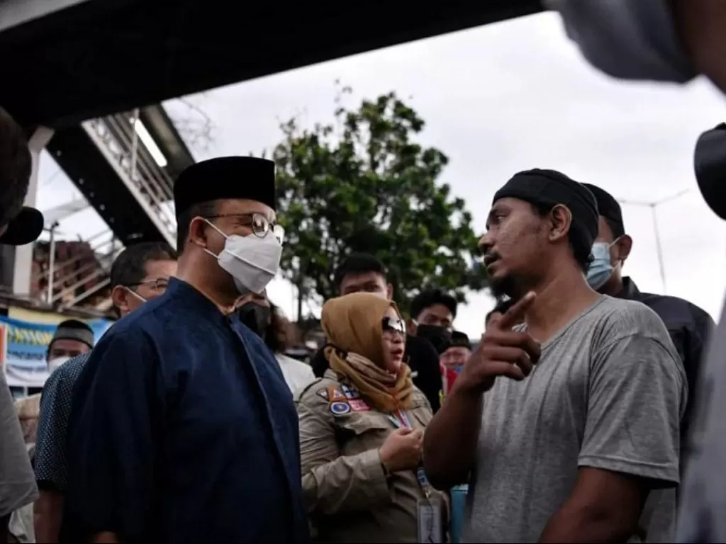 Gubernur DKI Jakarta Anies Baswedan sedang berdiskusi dengan salah satu korban kebakaran Pasar Gembrong. (Instagram/@aniesbaswedan)