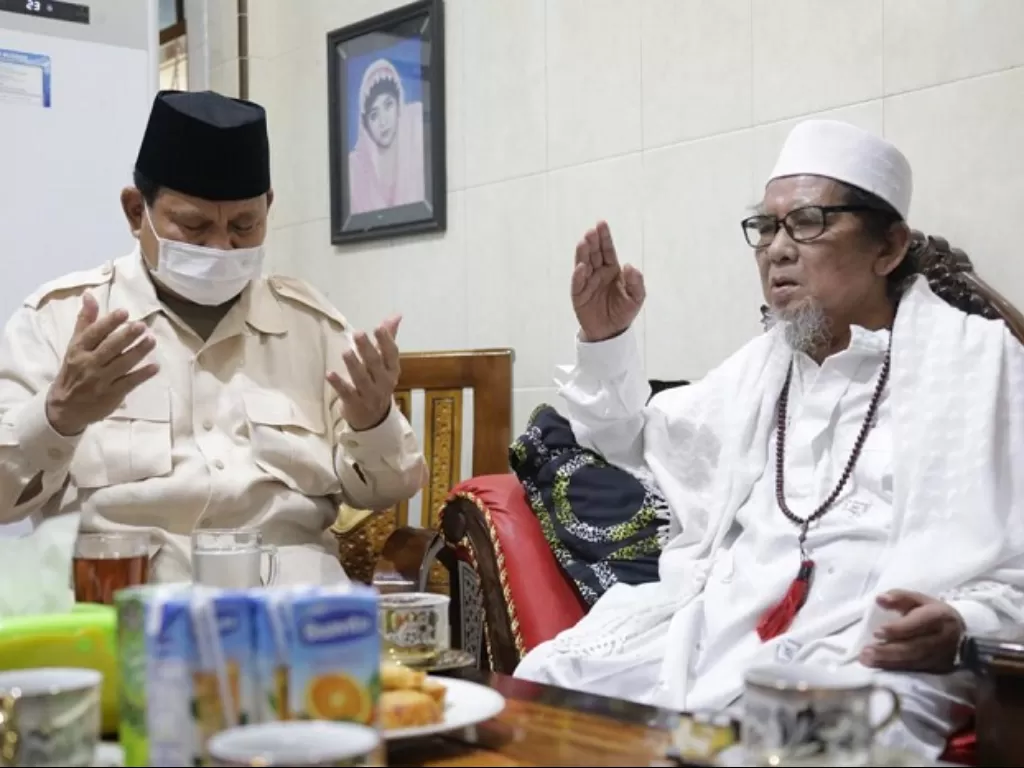 Prabowo mengunjungi Kiai Ahmad Muzaki Syaha Pimpinan Pondok Pesantren Al-Qodiri. (Istimewa)