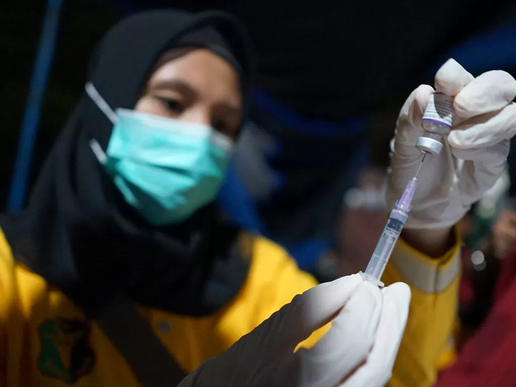 Ilustrasi. Tenaga kesehatan sedang melakukan vaksinasi. (ANTARA FOTO/Adiwinata Solihin/wsj)