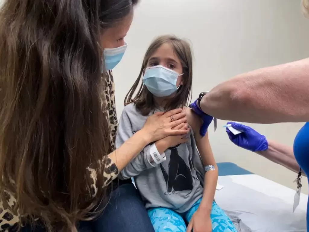 Seorang anak menerima suntikan vaksin COVID-19. (Reuters)