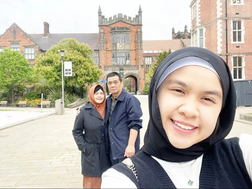 Wagub Gubernur DKI Ahmad Riza Patria Berlebaran di Inggris bersama istri dan anaknya. (Instagram/@arizapatria)