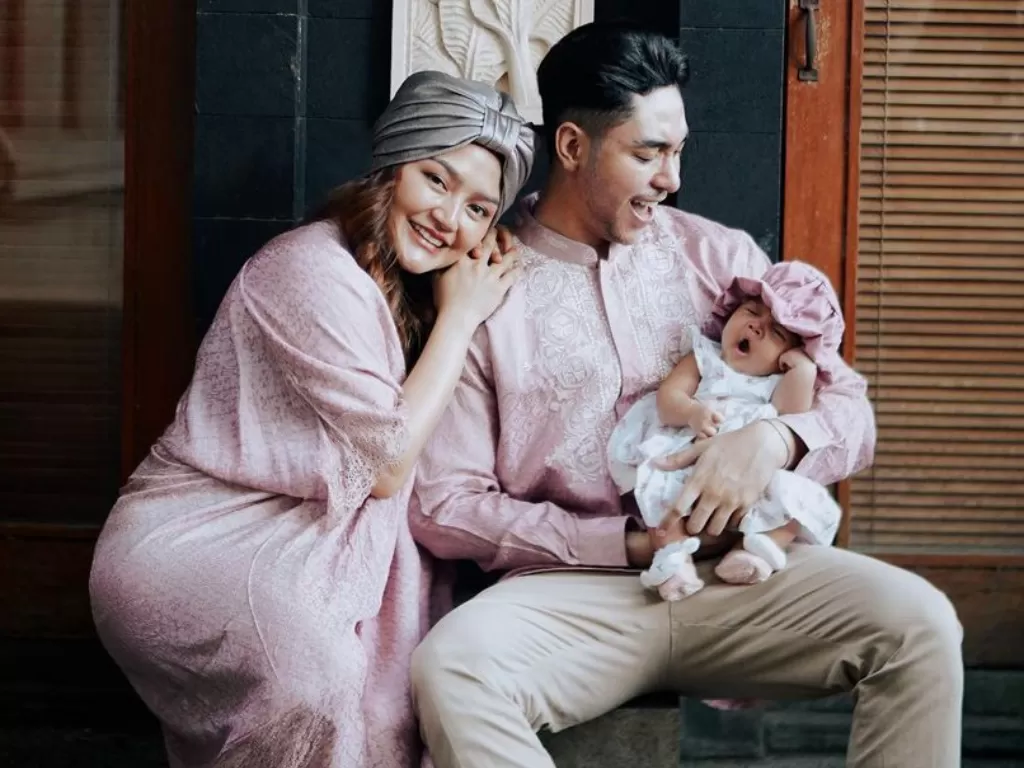 Siti Badriah, suami, dan anaknya (Instagram/@sitibadriahh)
