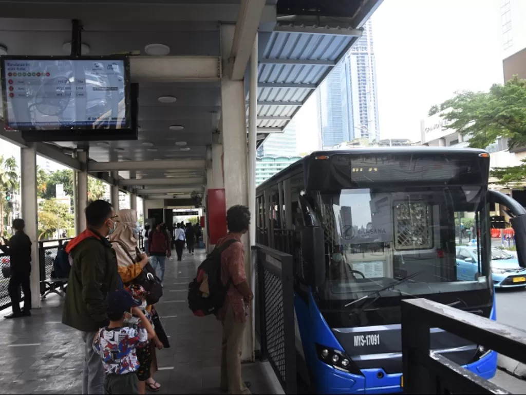 Calon penumpang bersiap menaiki bus TransJakarta di Halte Bundaran HI, Jakarta. (ANTARA FOTO/Indrianto Eko Suwarso)