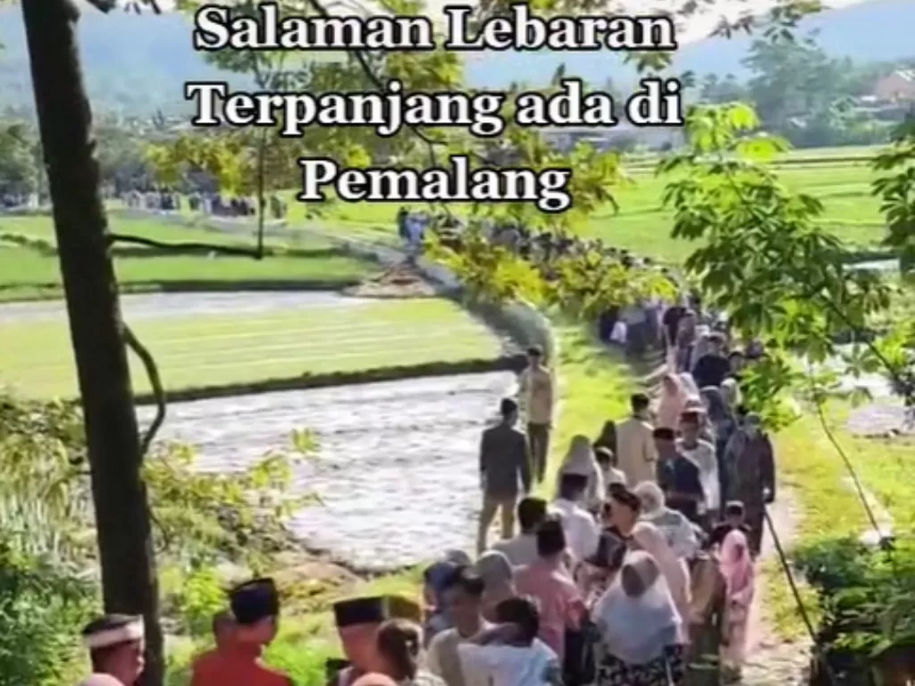 Tradisi salaman Lebaran di Pemalang. (TikTok/@explorepemalang.id)