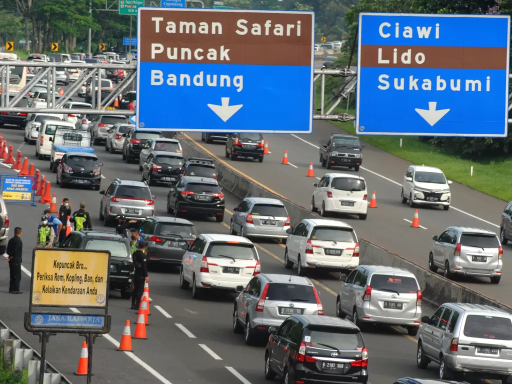 Sejumlah kendaraan melintas menuju kawasan Ciawi, Lido dan Sukabumi setelah pintu keluar tol Jagorawi. (ANTARA/Arif Firmansyah)