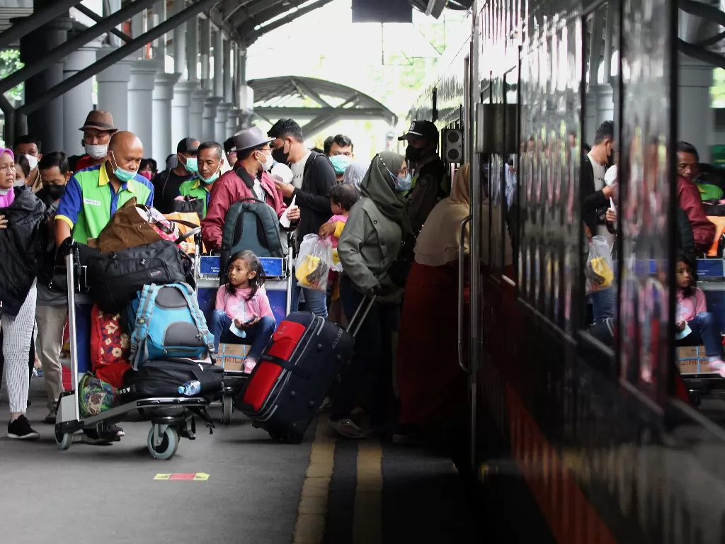 Sejumlah penumpang memasuki Kereta Api (KA) Sancaka di Stasiun Gubeng Surabaya, Jawa Timur. (ANTARA/Didik Suhartono)