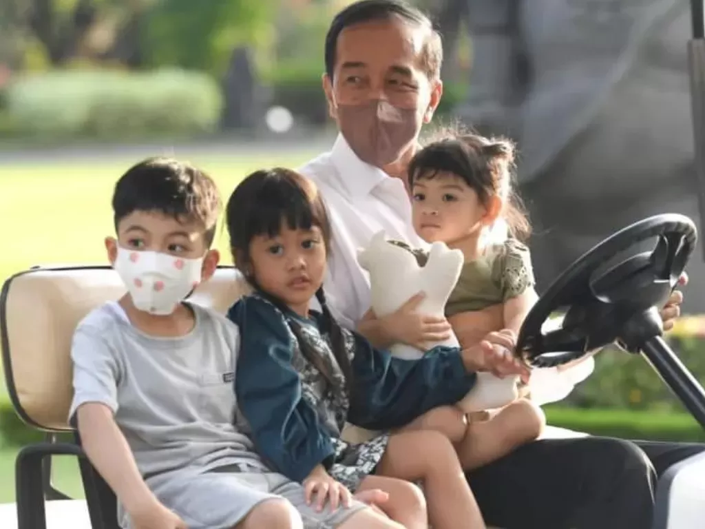Presiden Jokowi menikmati libur lebaran bersama cucu-cucunya. (Instagram/@jokowi)