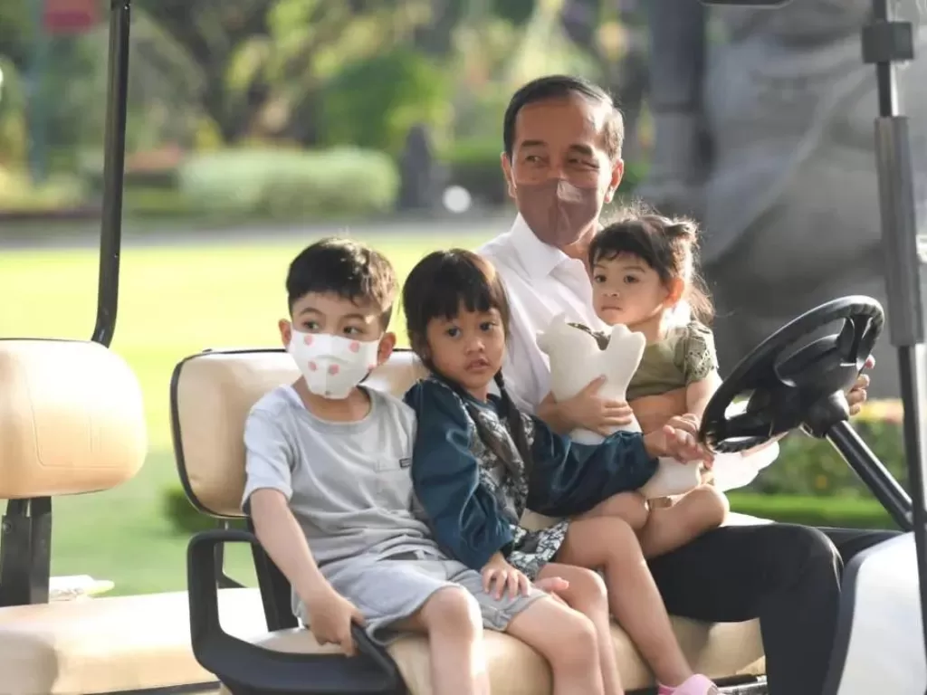 Presiden RI Jokowi menghabiskan waktu hari ke-2 Lebaran dengan bermain bersama cucu-cucunya, yaitu Jan Ethes Srinarendra, Sedah Mirah Nasution, dan La Lembah Manah di halaman Istana Kepresidenan Yogyakarta, Selasa (3/5/2022) sore. (Foto/Sekretariat Presid
