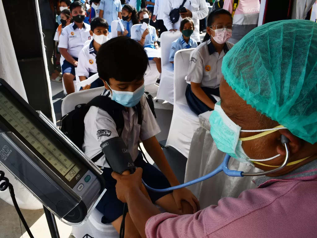Petugas kesehatan memeriksa kondisi kesehatan anak saat acara Wisata Vaksin COVID-19 untuk siswa TK dan SD di kawasan Sumber Wangi Kota Madiun, Jawa Timur, Rabu (6/4/2022). (ANTARA/Siswowidodo)
