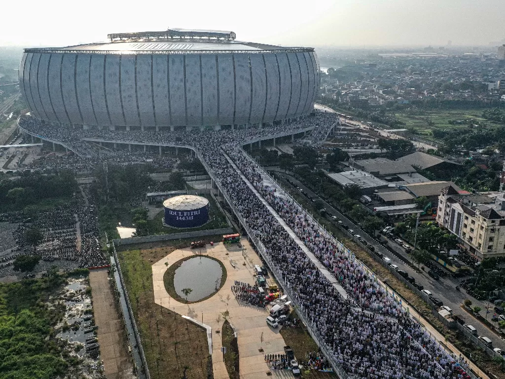 Foto udara umat Islam melaksanakan Shalat Idul Fitri 1443 H di kawasan Jakarta International Stadium (JIS), Jakarta. (ANTARA/Aprillio Akbar)