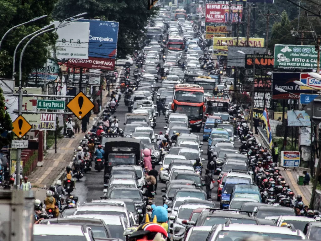 Kemacetan panjang di jalur Puncak, Bogor. (ANTARA/FOTO Yulius Satria Wijaya)