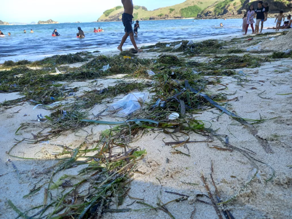 Pantai penuh sampah pasca Lebaran (Ernitasari Dyah Windyastuti/IDZ Creators)