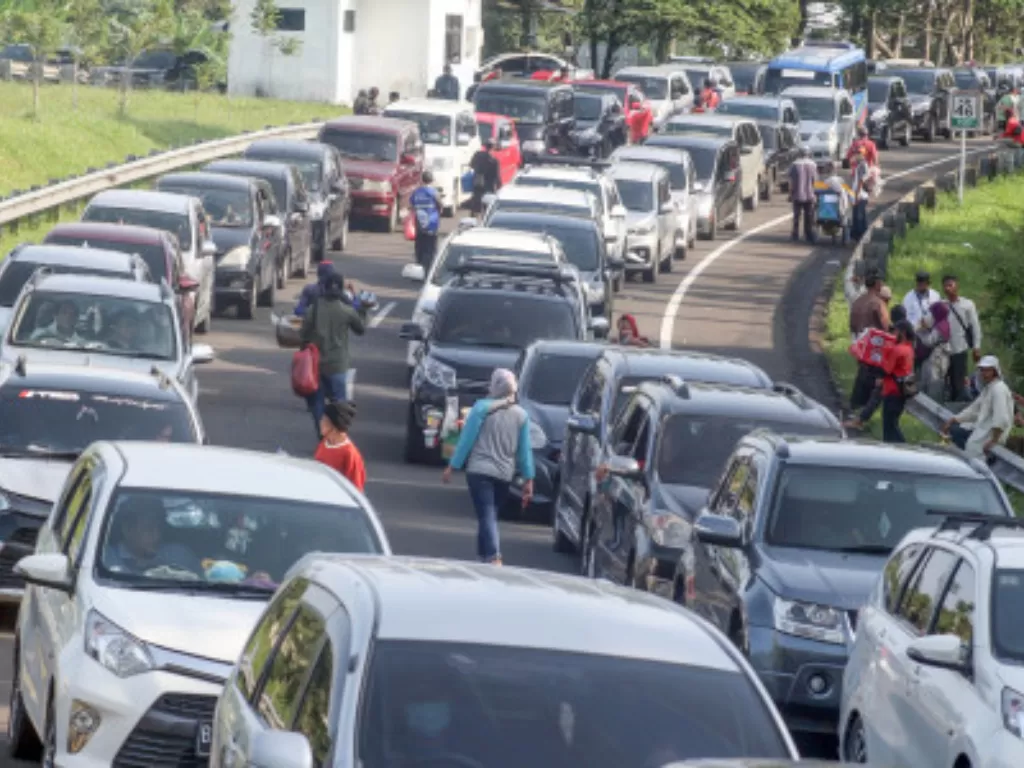 Sejumlah kendaraan terjebak kemacetan di jalan Tol Jagorawi saat menuju kawasan wisata Puncak, Ciawi, Kabupaten Bogor, Jawa Barat (ANTARA FOTO/Yulius Satria Wijaya)