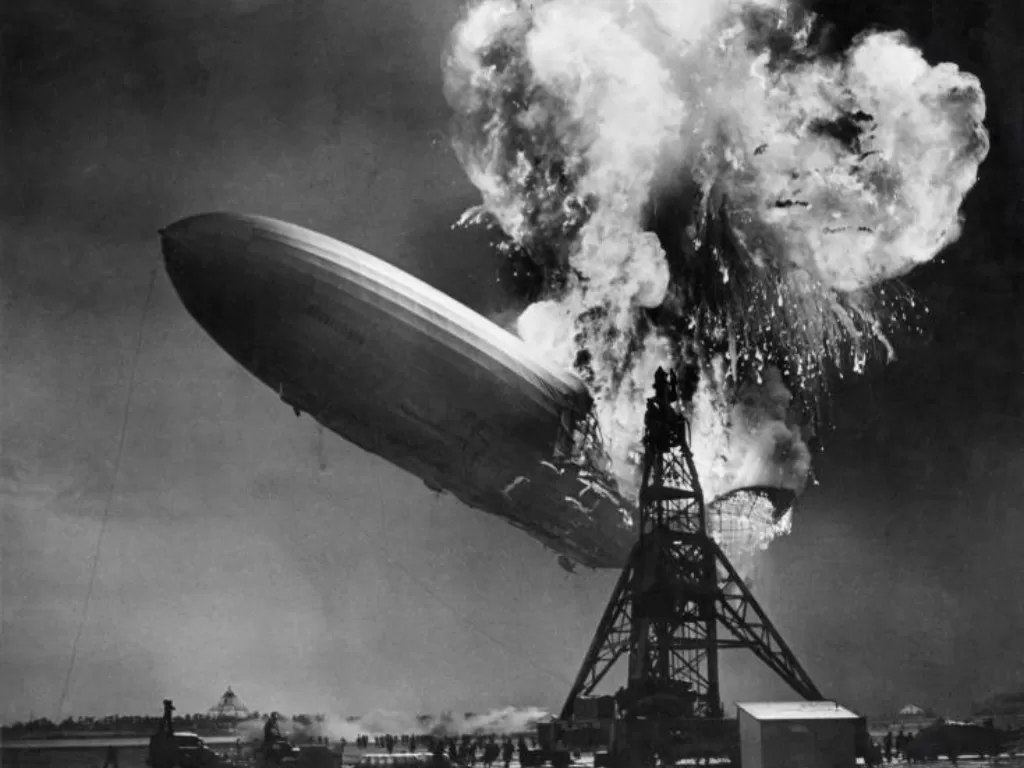 Balon udara Zeppelin yang meledak di Udara. (wikipedia).