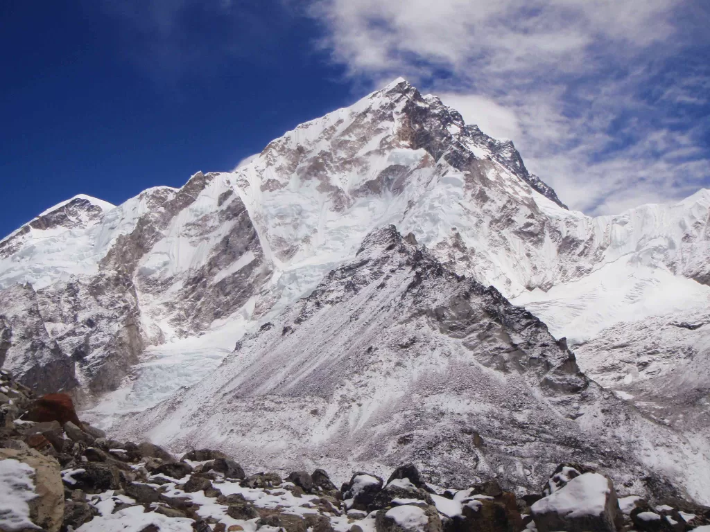 Ilustrasi gunung Everest (tripsavvy.com)