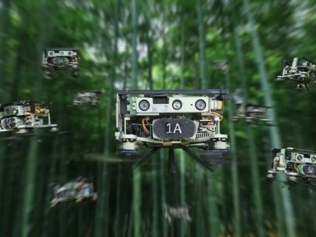 Sekumpulan drone yang diuji coba melintasi hutan di China (Yuman Gao dan Rui Jin/AFP)