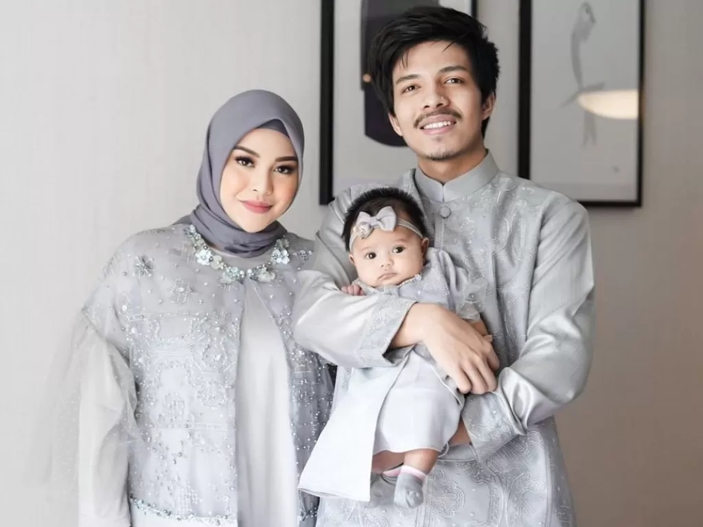 Atta Halilintar, Aurel Hermansyah dan Baby Ameena (Instagram/@attahalilintar)