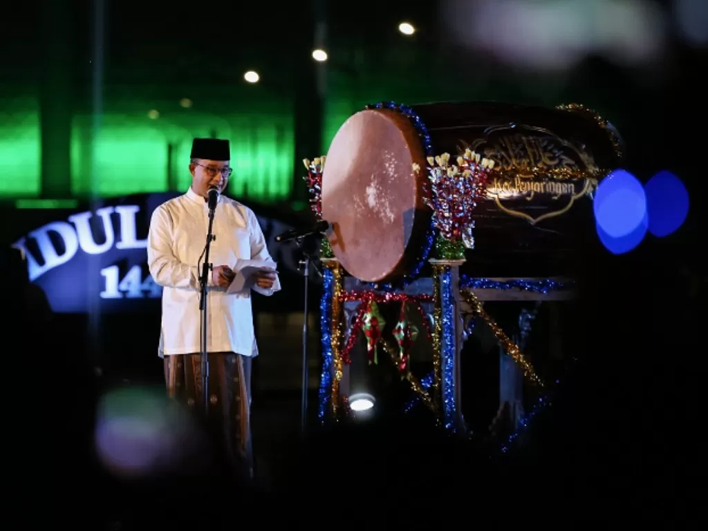 Gubernur DKI Jakarta Anies Baswedan memberikan sambutan pada acara Festival Tabuh Bedug Malam Takbiran di Jakarta International Stadium (JIS), Jakarta. (ANTARA FOTO/Rivan Awal Lingga)