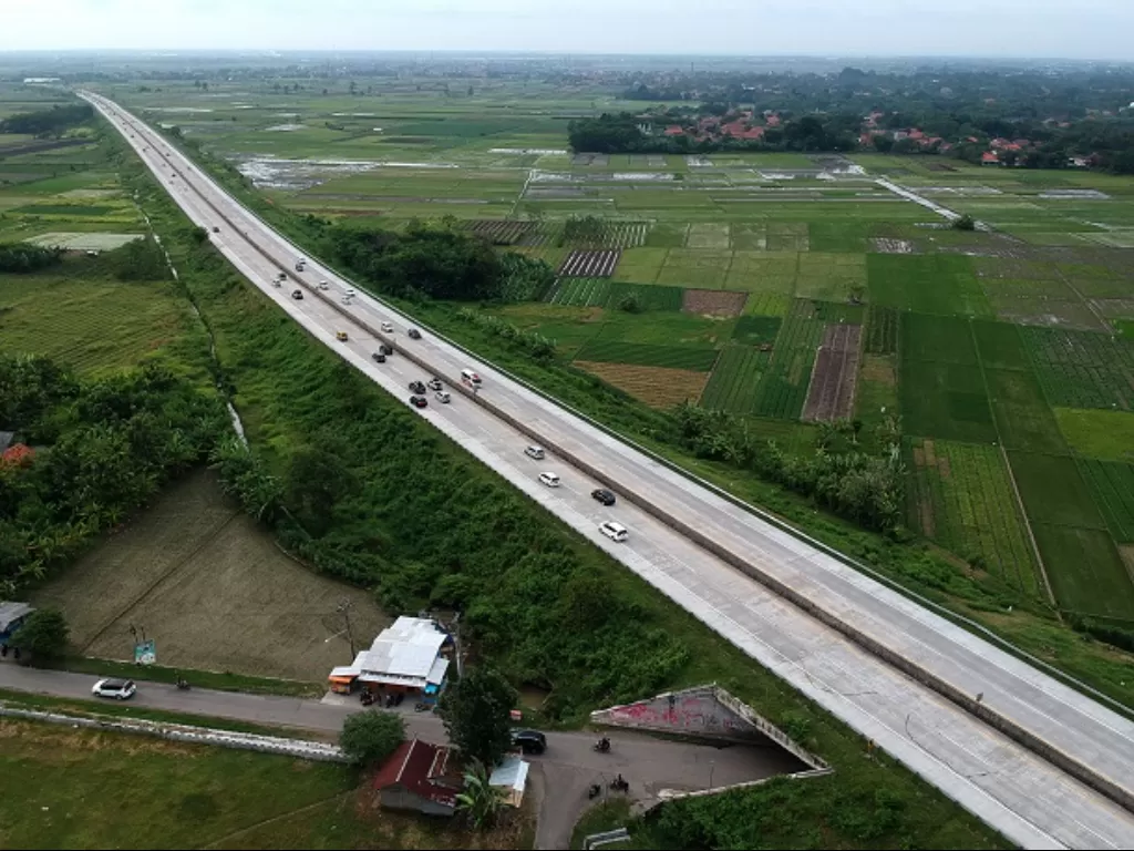 Foto udara kendaraan melintas di Jalan Tol Pejagan-Pemalang, Kabupaten Tegal, Jawa Tengah. (ANTARA FOTO/Oky Lukmansyah)