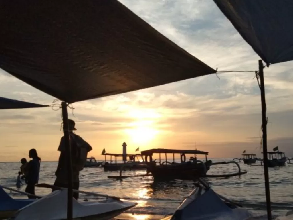 Sejumlah wisatawan menikmati matahari tenggelam di kawasan wisata pantai Senggigi, Kabupaten Lombok Barat, Nusa Tenggara Barat. (ANTARA/Awaludin)