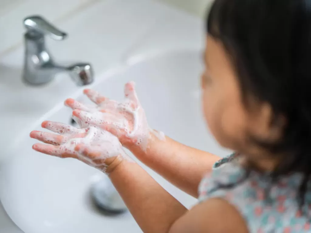 Ilustrasi anak mencuci tangan (Freepik/wirestock)