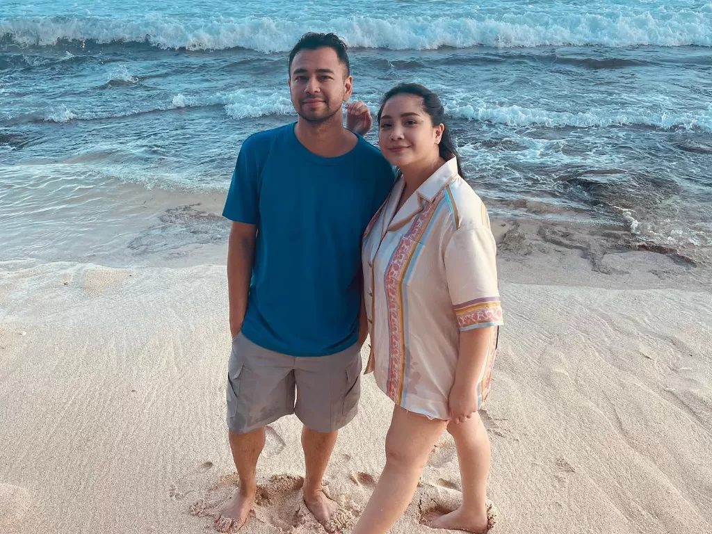 Nagita Slavina dan Raffi Ahmad liburan di Pantai Bali. (Instagram/@raffinagita1717)