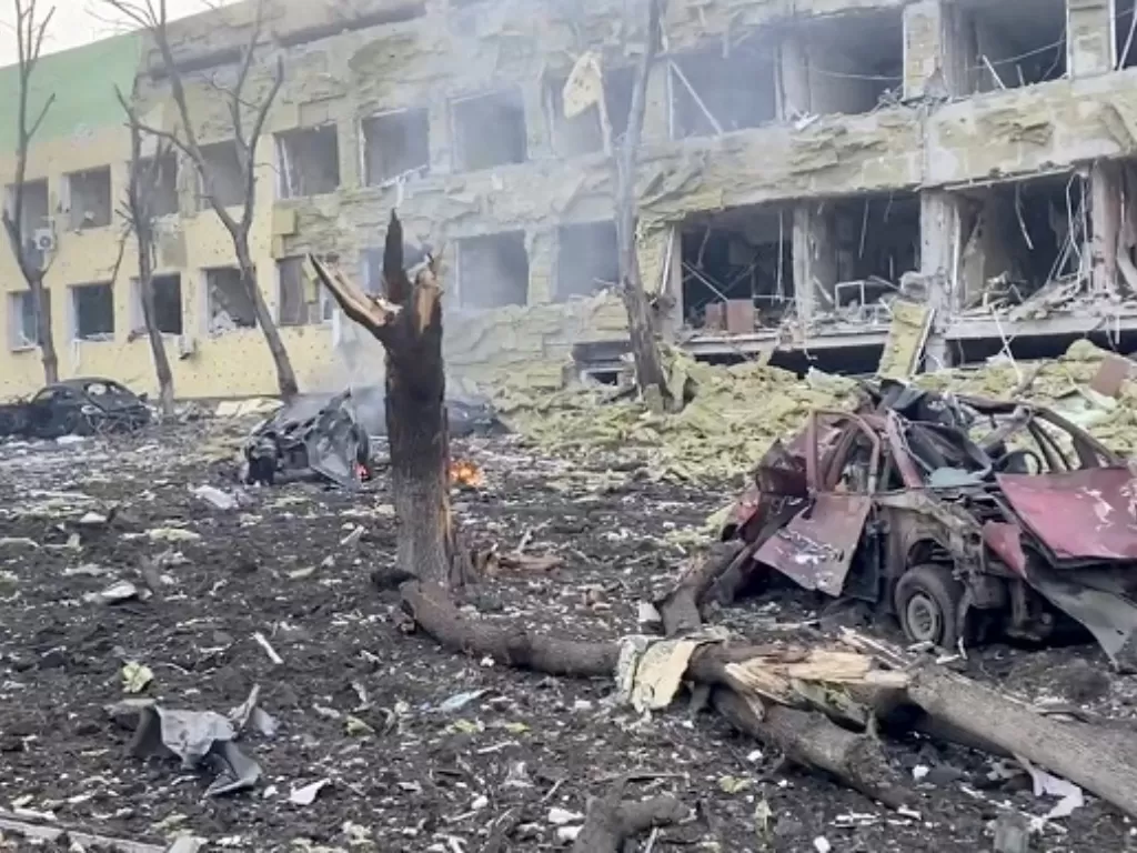 Sebuah Rumah Sakit Ukraina hancur akibat serangan rudal Rusia. (REUTERS/HO)