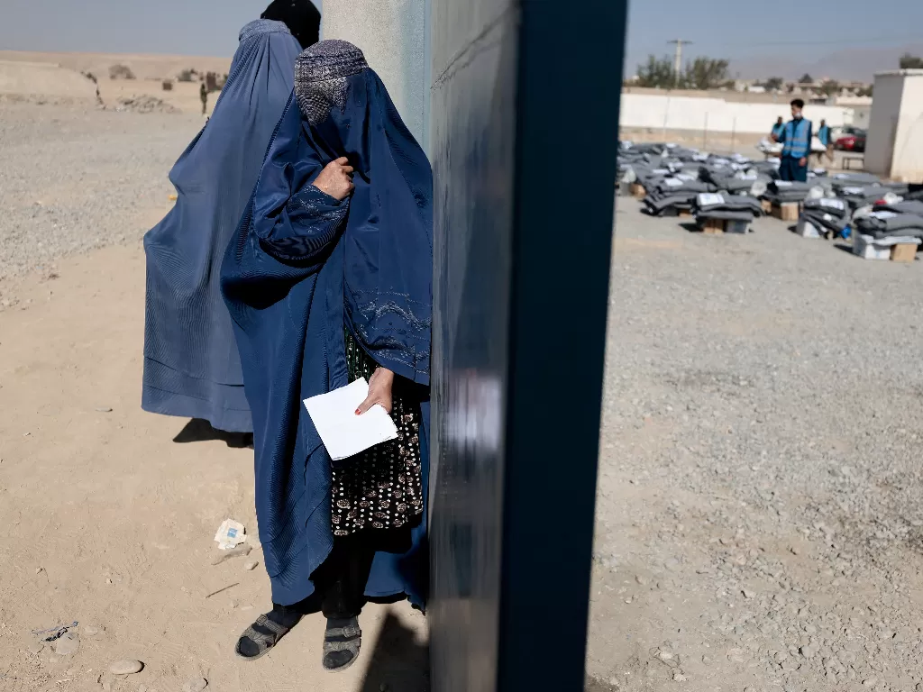 Seorang wanita mengenakan burqa di pinggiran Kabul, Afghanistan 28 Oktober 2021. (Foto/REUTERS/Zohra Bensemra)