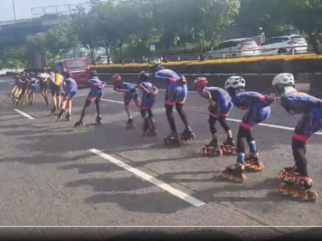 Rombongan sepatu roda di tengah jalan di Jakarta. (Twitter/@pativ7)