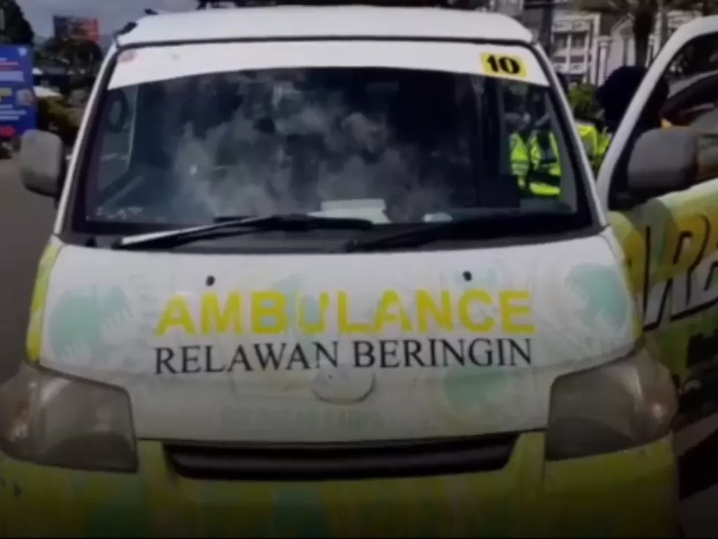 Ambulans milik Relawan Beringin yang menerobos jalur satu arah (one way) di Puncak, Bogor, Sabtu (7/5/2022). (Antara)