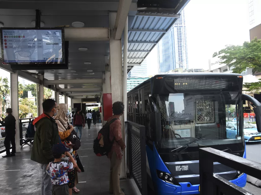 Calon penumpang bersiap menaiki bus TransJakarta di Halte Bundaran HI, Jakarta. (ANTARA/Indrianto Eko Suwarso)