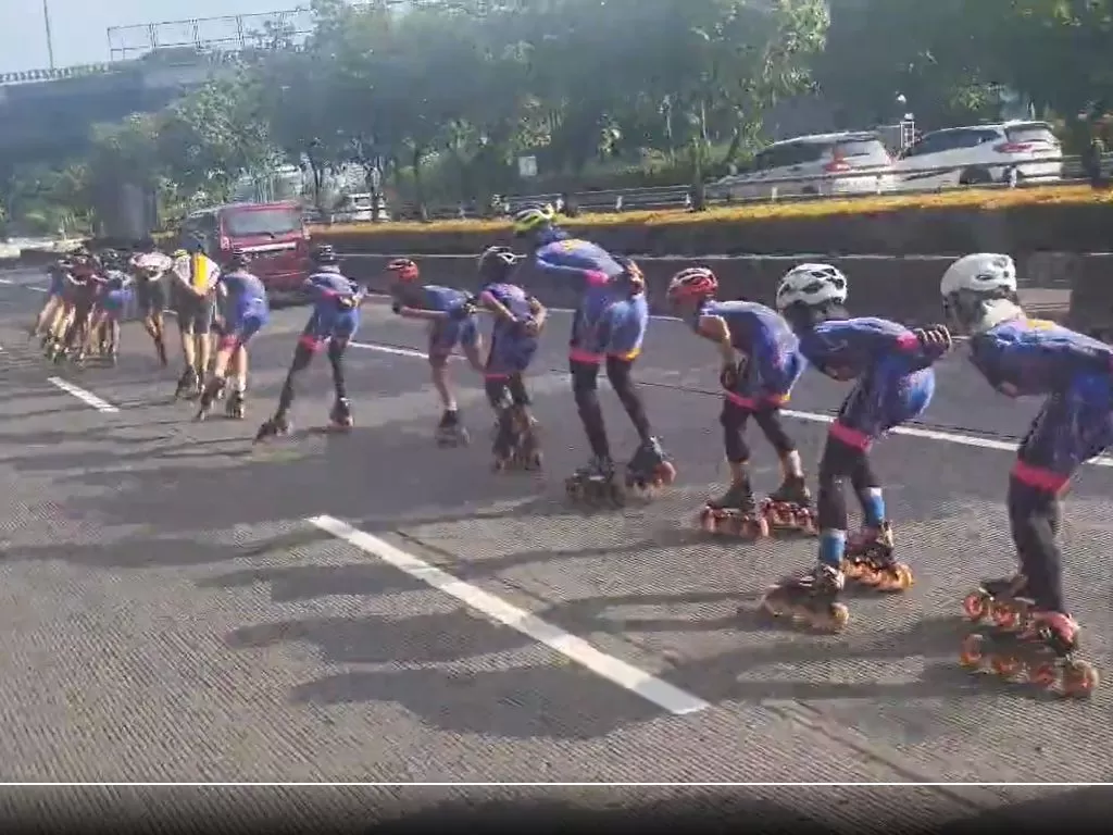 Rombongan sepatu roda di tengah jalan di Jakarta. (Twitter/@pativ7)1