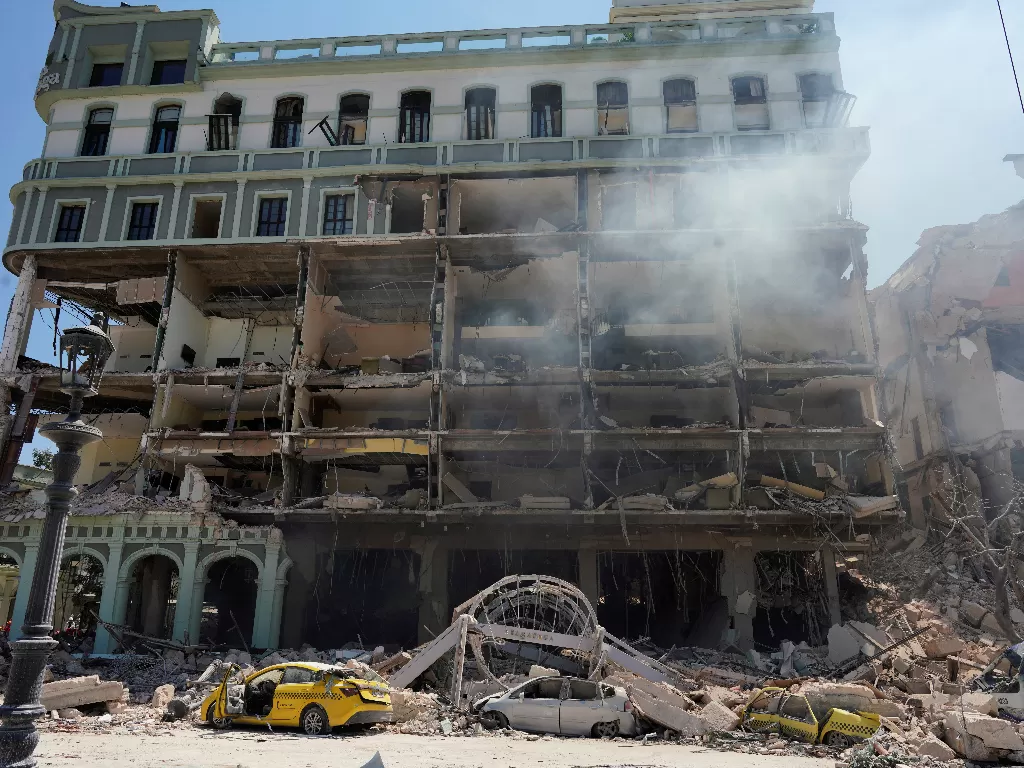 Hotel Saratoga di Havana, Kuba rusak akibat ledakan. (REUTERS/Alexandre Meneghini)
