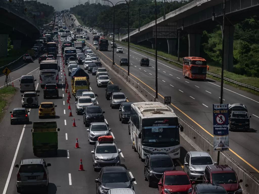 Kendaraan pemudik melintas menuju arah Jabodetabek di Jalan Tol Jakarta-Cikampek, Karawang, Jawa Barat, Minggu (8/5/2022). (ANTARA/Aprillio Akbar)