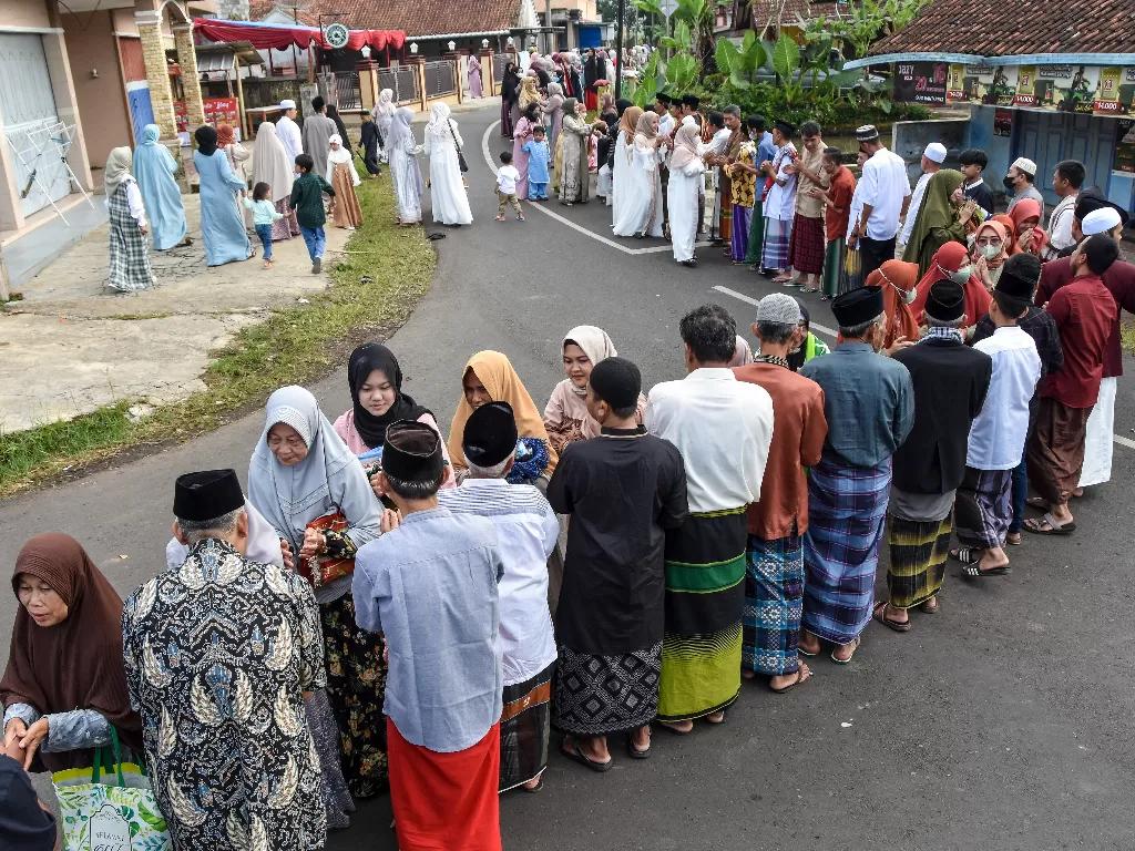 Tradisi salaman bermaaf-maafan dilakukan setelah dua tahun Pemerintah memberlakukan Pemberlakuan Pembatasan Kegiatan Masyarakat (PPKM) akibat pandemi COVID-19. (ANTARA FOTO/Adeng Bustomi)