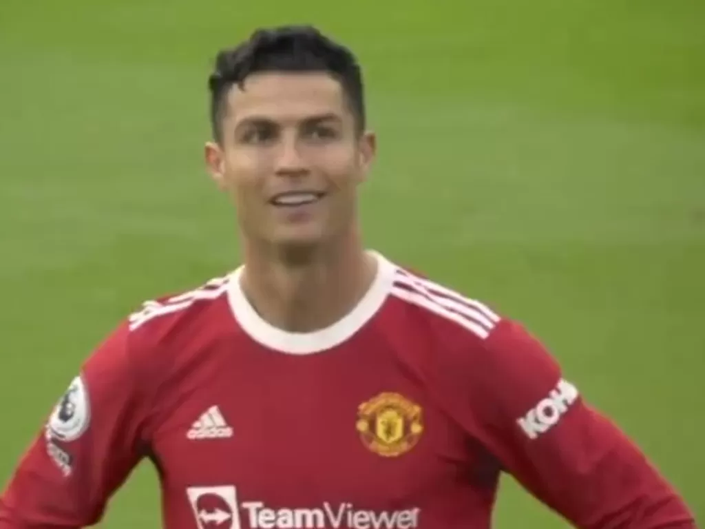 Cristiano Ronaldo tertawa saat MU dibantai Brighton. (Screenshoot/Istimewa)