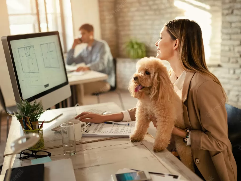Ilustrasi karyawan bawa anjing ke kantor. (Freepik)