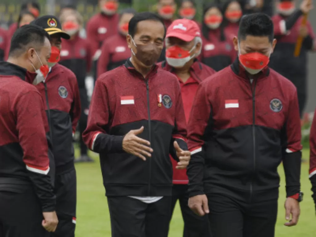 Presiden Joko Widodo (Jokowi) resmi memberangkatkan tim Indonesia ke ajang SEA Games ke-31 di Vietnam, Senin (9/5/2022). (ANTARA FOTO/Hafidz Mubarak A)