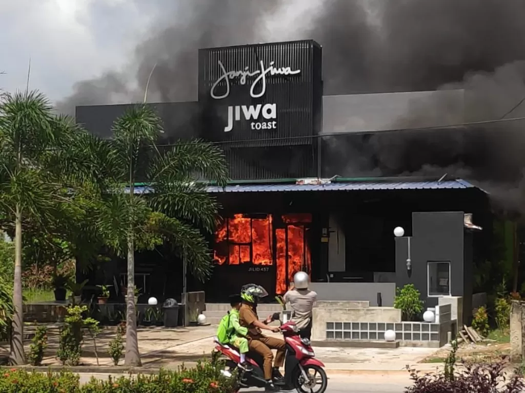Kedai kopi Janji Jiwa di Kabupaten Karimun terbakar. (Alnovyan Harmindo Alba/IDZ Creators)