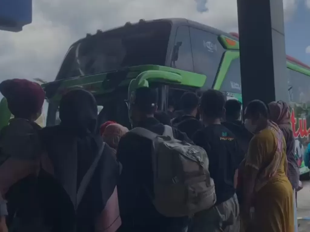 Penumpang bus di Terminal Tipe A Seloaji Ponorogo. (Pramita Kusumaningrum/IDZ creators) 