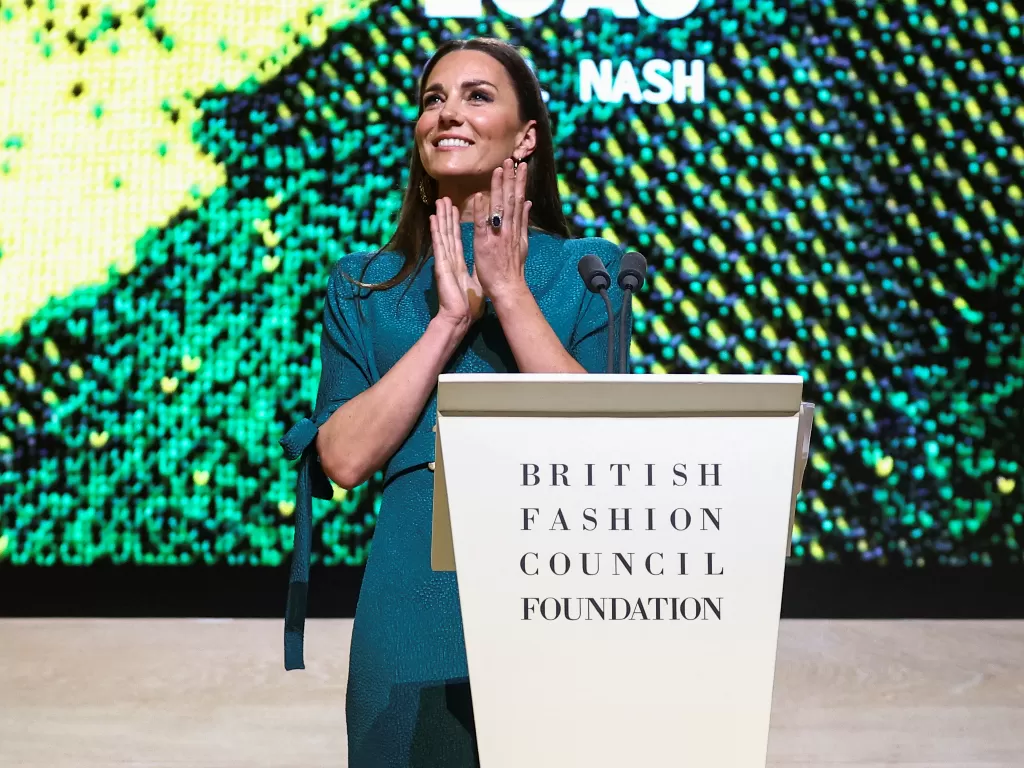 Kate Middleton kenakan gaun seharga Rp14 juta. (REUTERS/Hannah McKay/Pool)