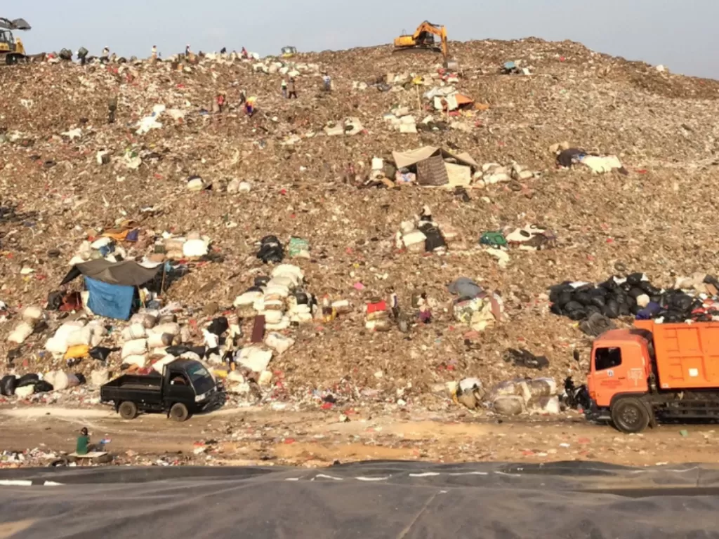 Gunung sampah di Bantargebang, Bekasi. (Jafriyal/IDZ Creators)