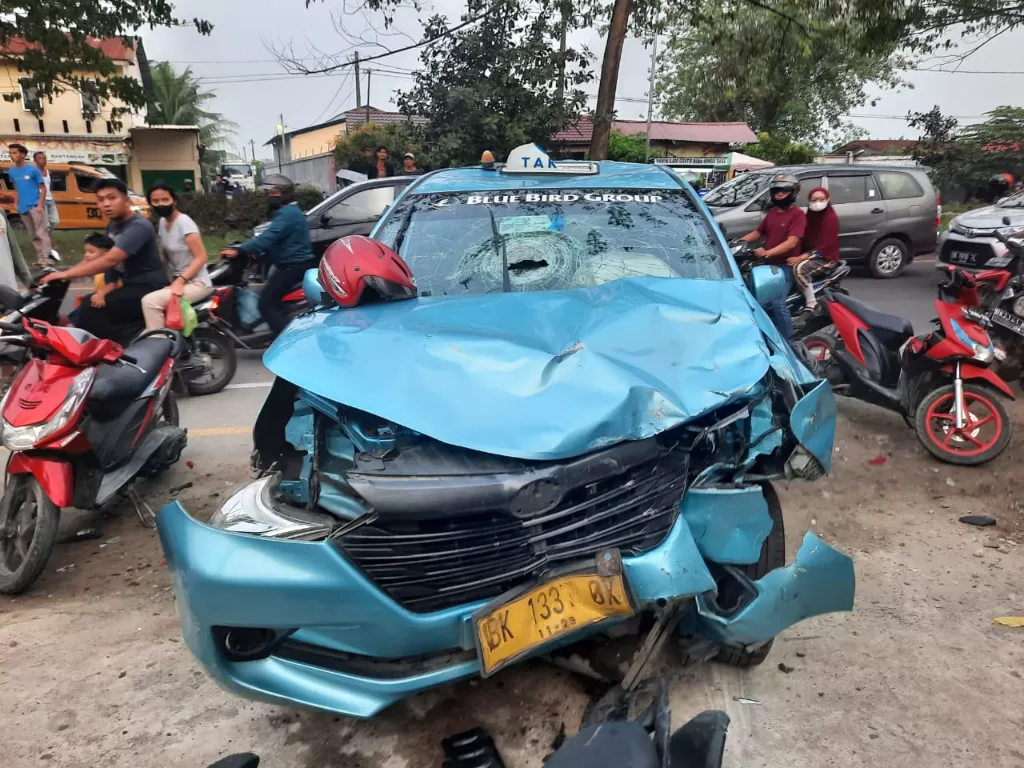 Tabrakan maut mobil Blue Bird tewaskan pengendara di Deliserdang. (Foto/Istimewa) 