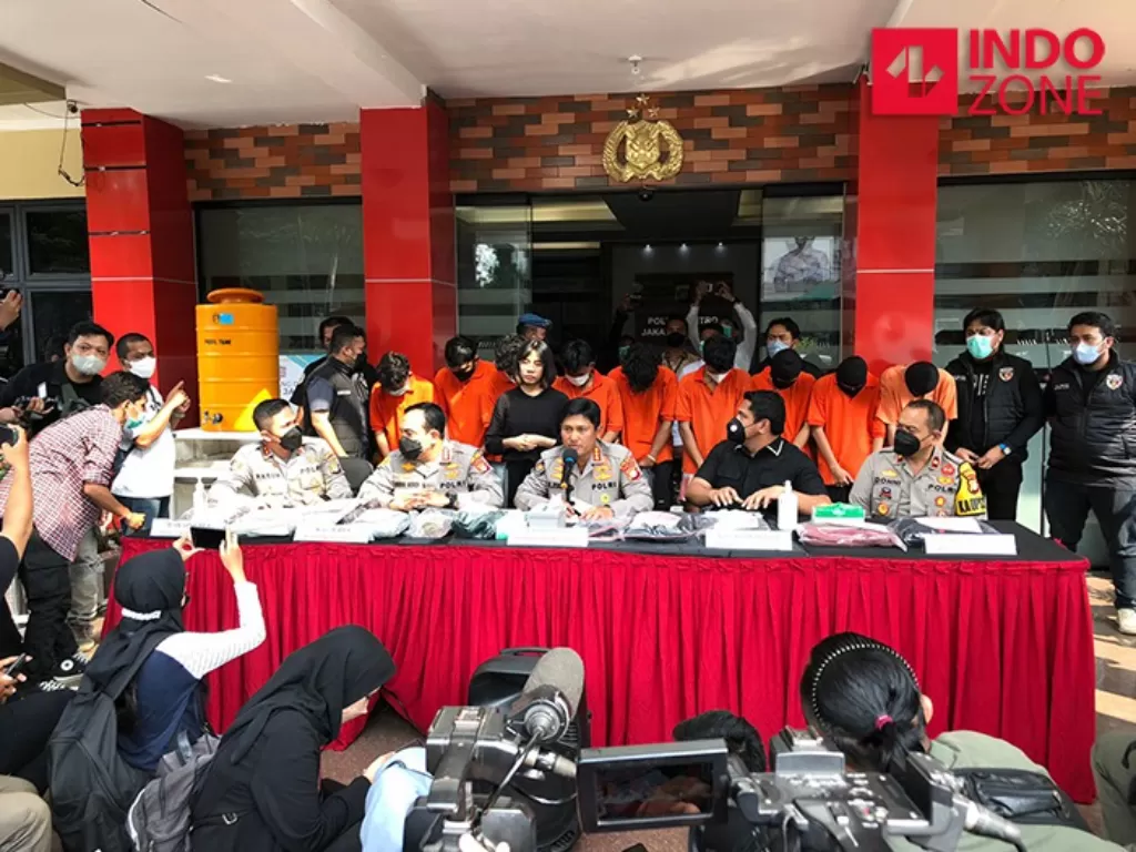 Konferensi pers kasus begal 2 prajurit TNI di Mapolres Metro Jakarta Selatan. (INDOZONE/Samsudhuha Wildansyah).