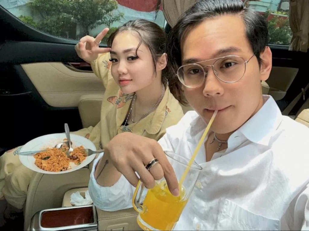 Indra Kenz dan kekasihnya Vanessa Khong. (Instagram/@indrakenz)