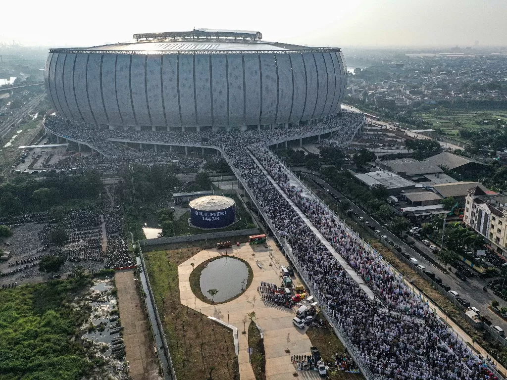 Suasana Shalat Idul Fitri 1443 H di kawasan Jakarta International Stadium (JIS), Jakarta, Senin (2/5/2022). (ANTARA FOTO/Aprillio Akbar)