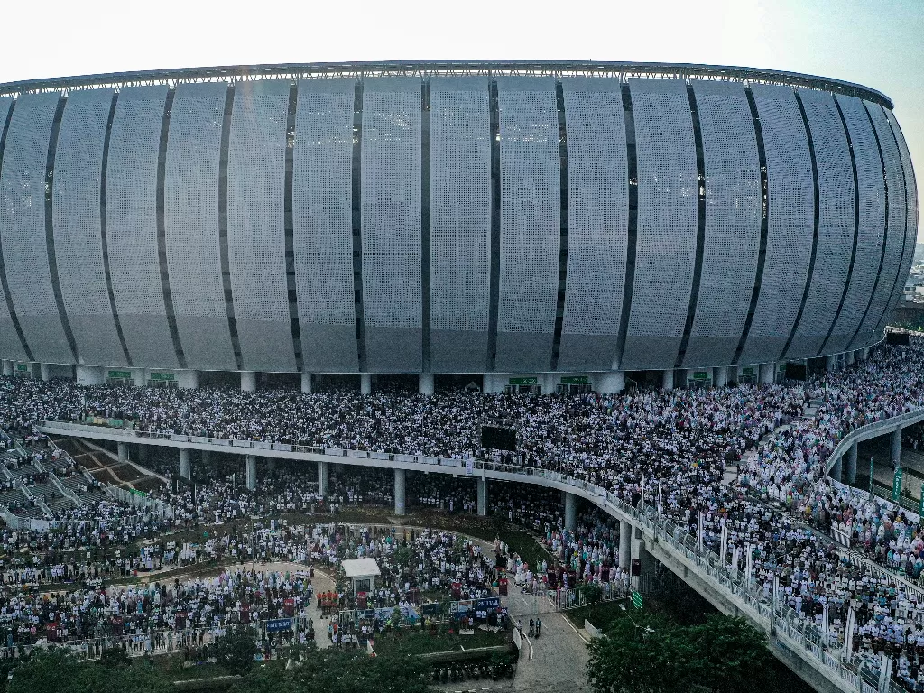 Foto udara umat Islam melaksanakan Salat Idul Fitri 1443 H di kawasan Jakarta International Stadium (JIS). (ANTARA/Aprillio Akbar)