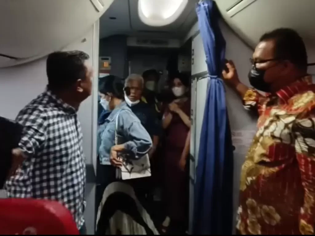 Penumpang Lion Air ngamuk karena mesin mati saat hendak take-off. (Facebook/Iqbal Aji Daryono)