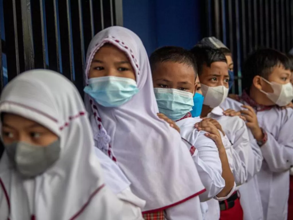 Ilustrasi sejumlah anak memakai masker untuk mencegah penyebaran wabah. (Reuters)