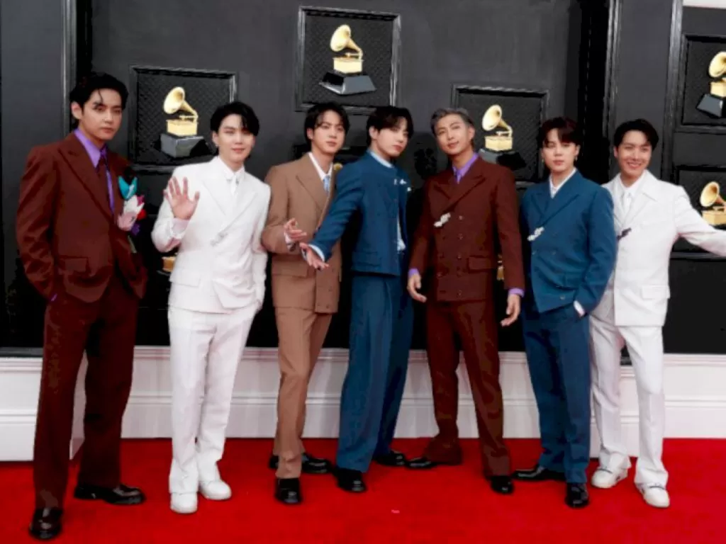 BTS di gelaran karpet merah ajang Grammy Awards 2022 (REUTERS/Maria Alejandra Cardona)